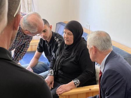 غانتس يزور الطيبة ويقدم التعازلي لعائلة براءة جابر